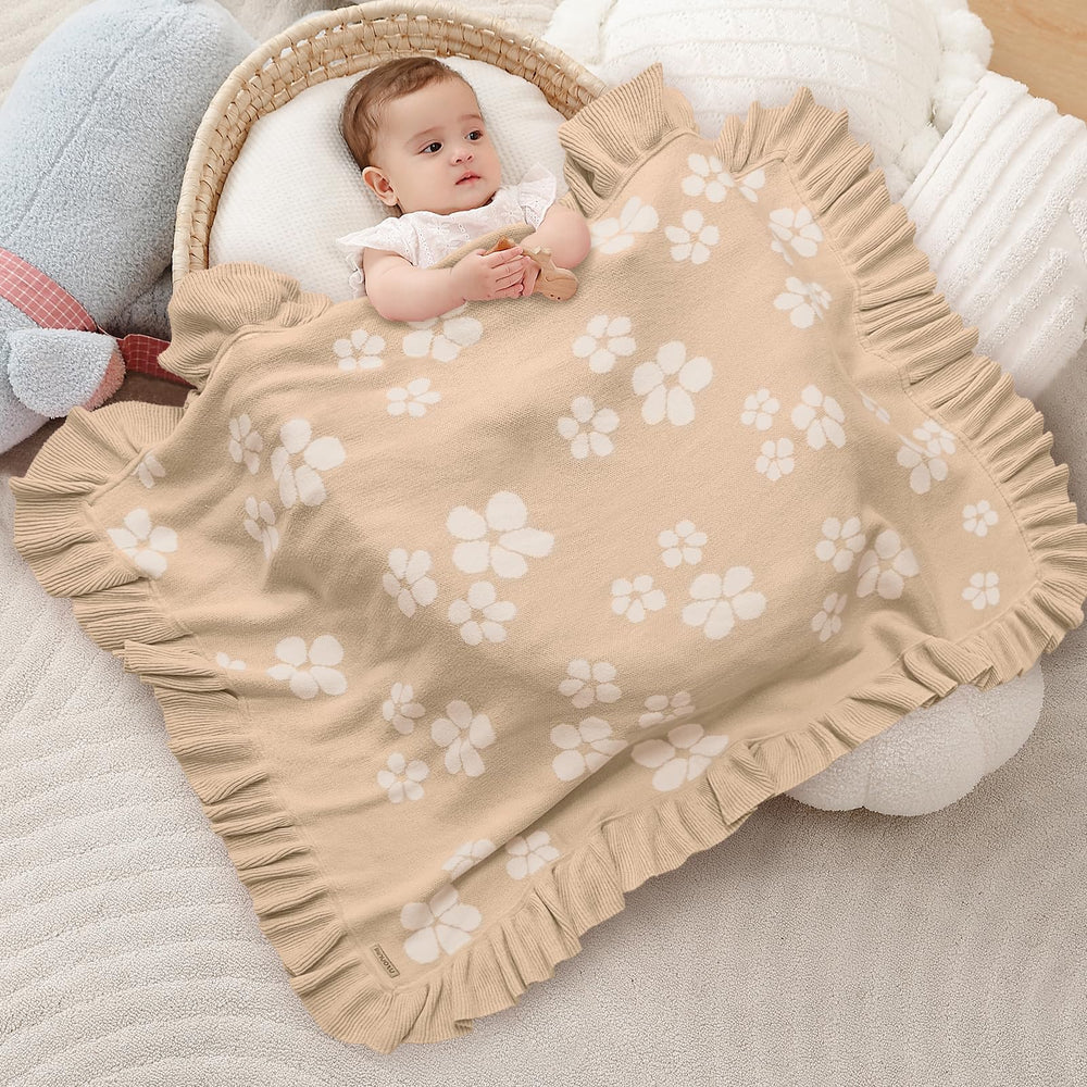 Pinuotu knitted blanket ideal for stroller rides and on-the-go comfort.