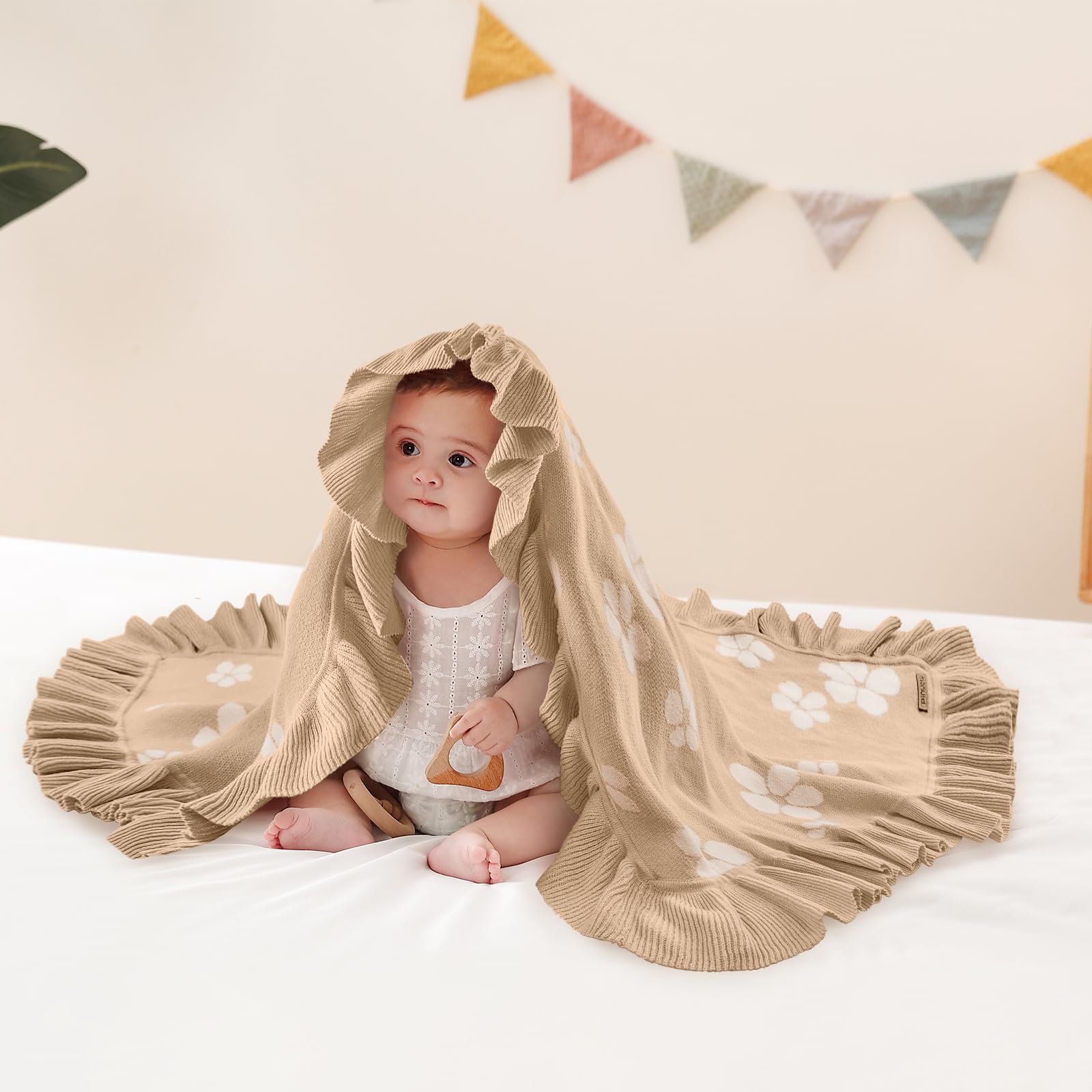 Pinuotu knit blanket feels soft and breathable for delicate skin.