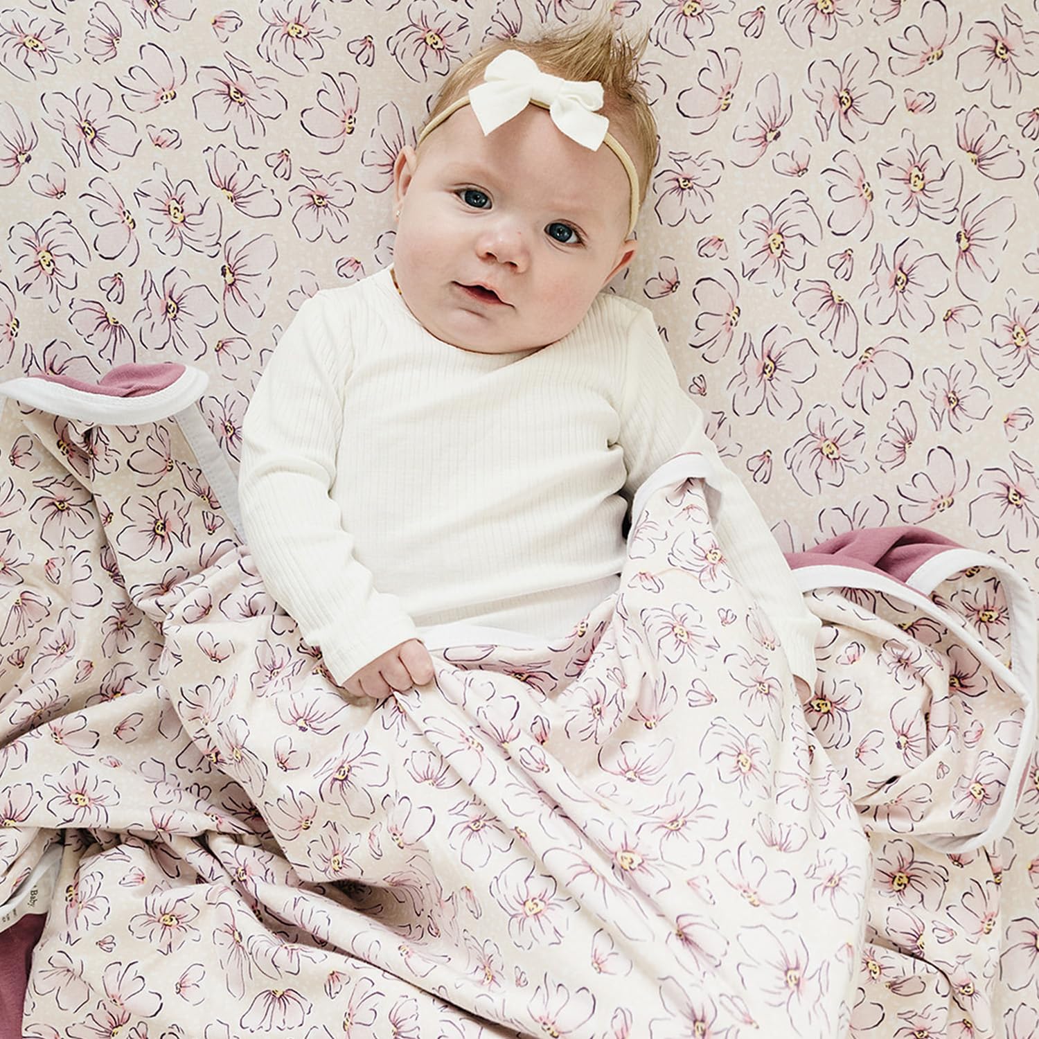 Pobibaby Blossom blanket with nursery sheets shows coordinated decor.