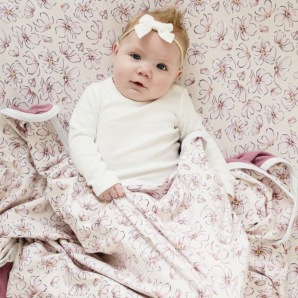 Pobibaby Blossom blanket with nursery sheets shows coordinated decor.
