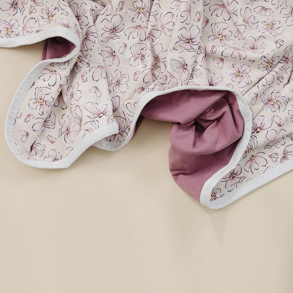 Pobibaby Blossom blanket makes a thoughtful baby shower gift.