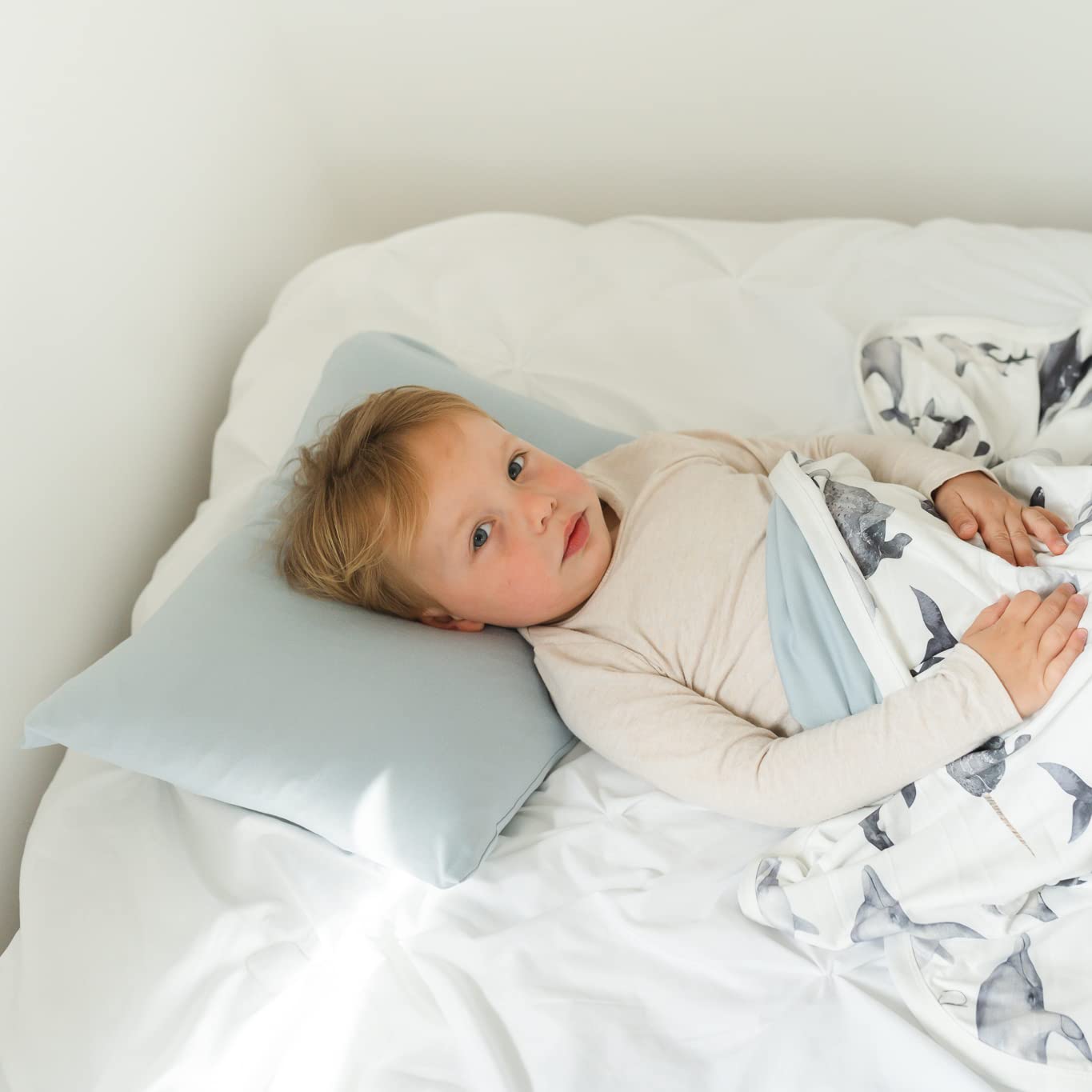 Pobibaby colorful nursery pattern brightens a toddler’s bed space.