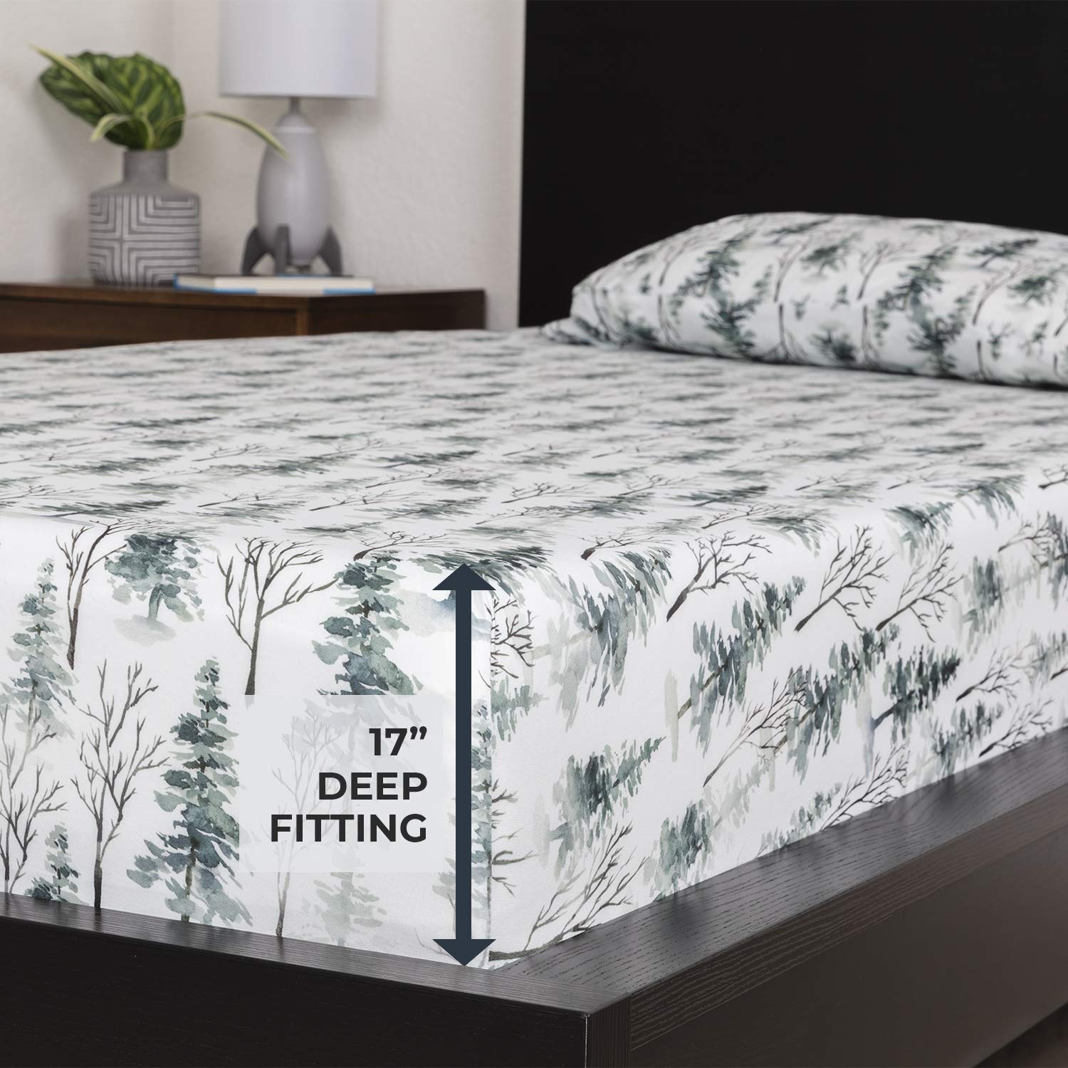 Pobibaby set on a twin bed demonstrates quick changes with deep elastic pockets.