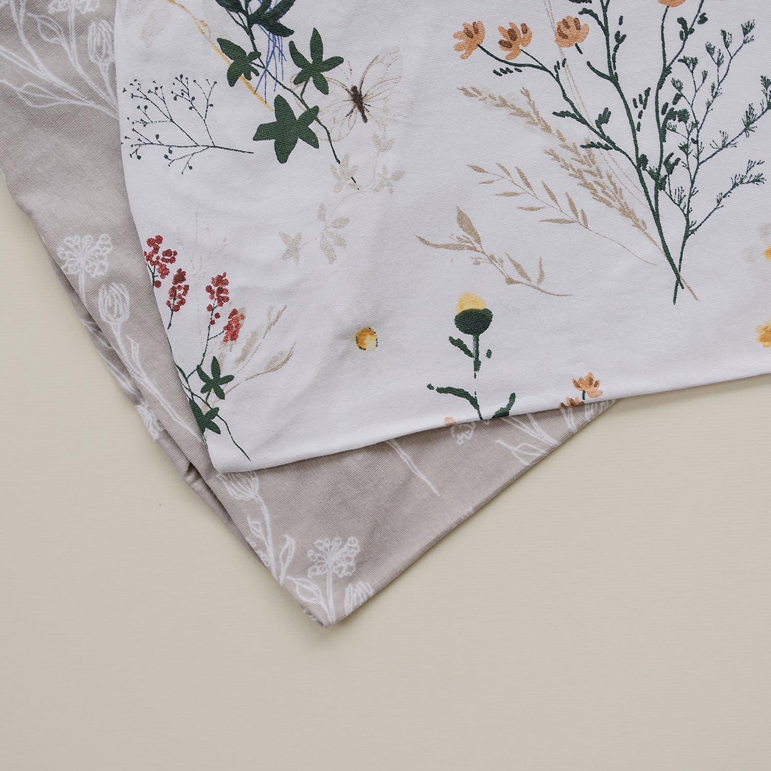 Cozy knit texture of Pobibaby wildflower sheet