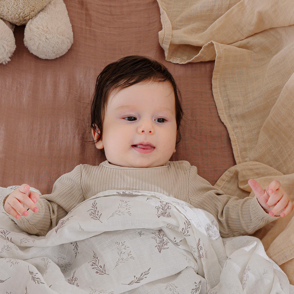 POMISO muslin swaddle close-up shows breathable cotton texture for soft skin