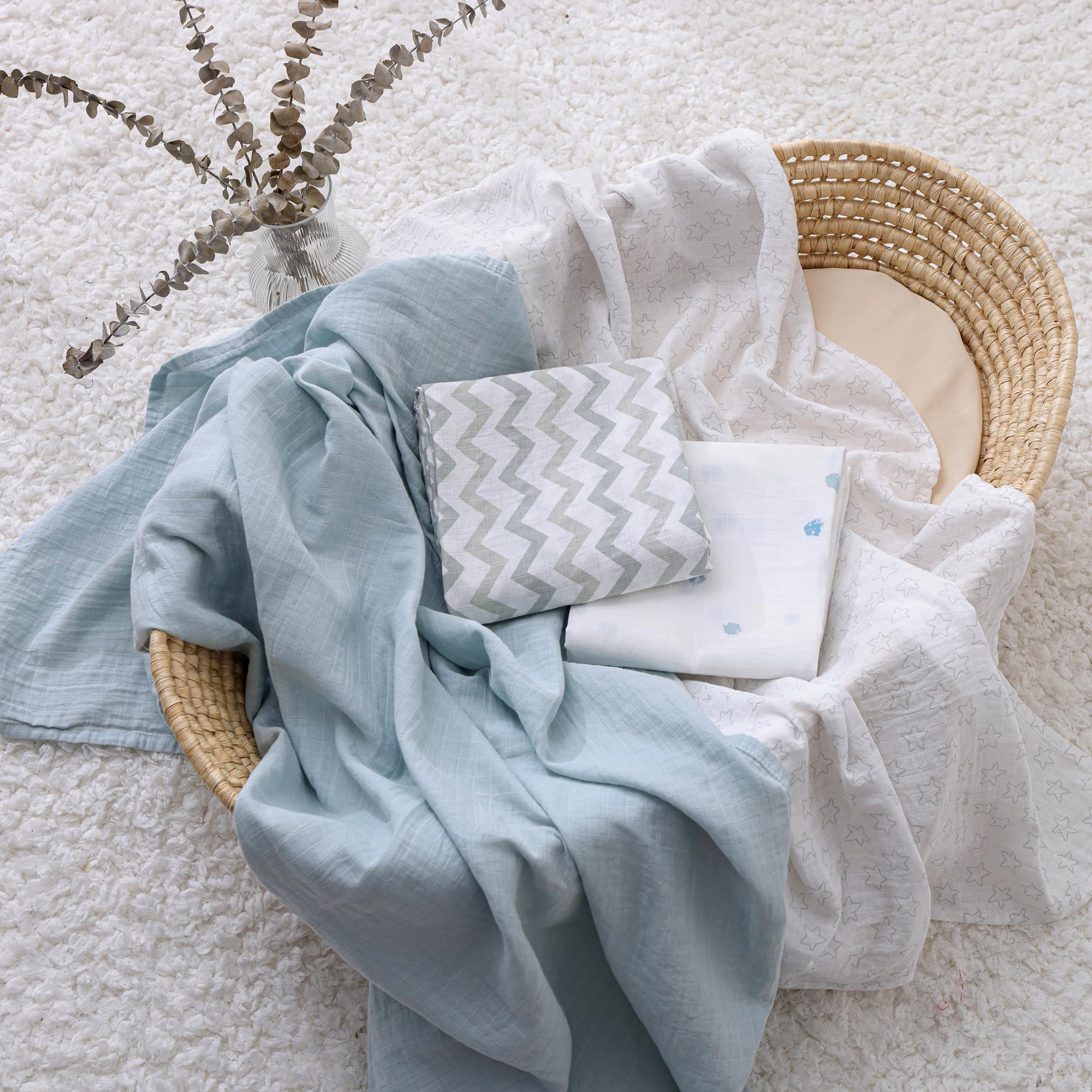 POMISO muslin swaddle close-up shows yarn quality and breathability