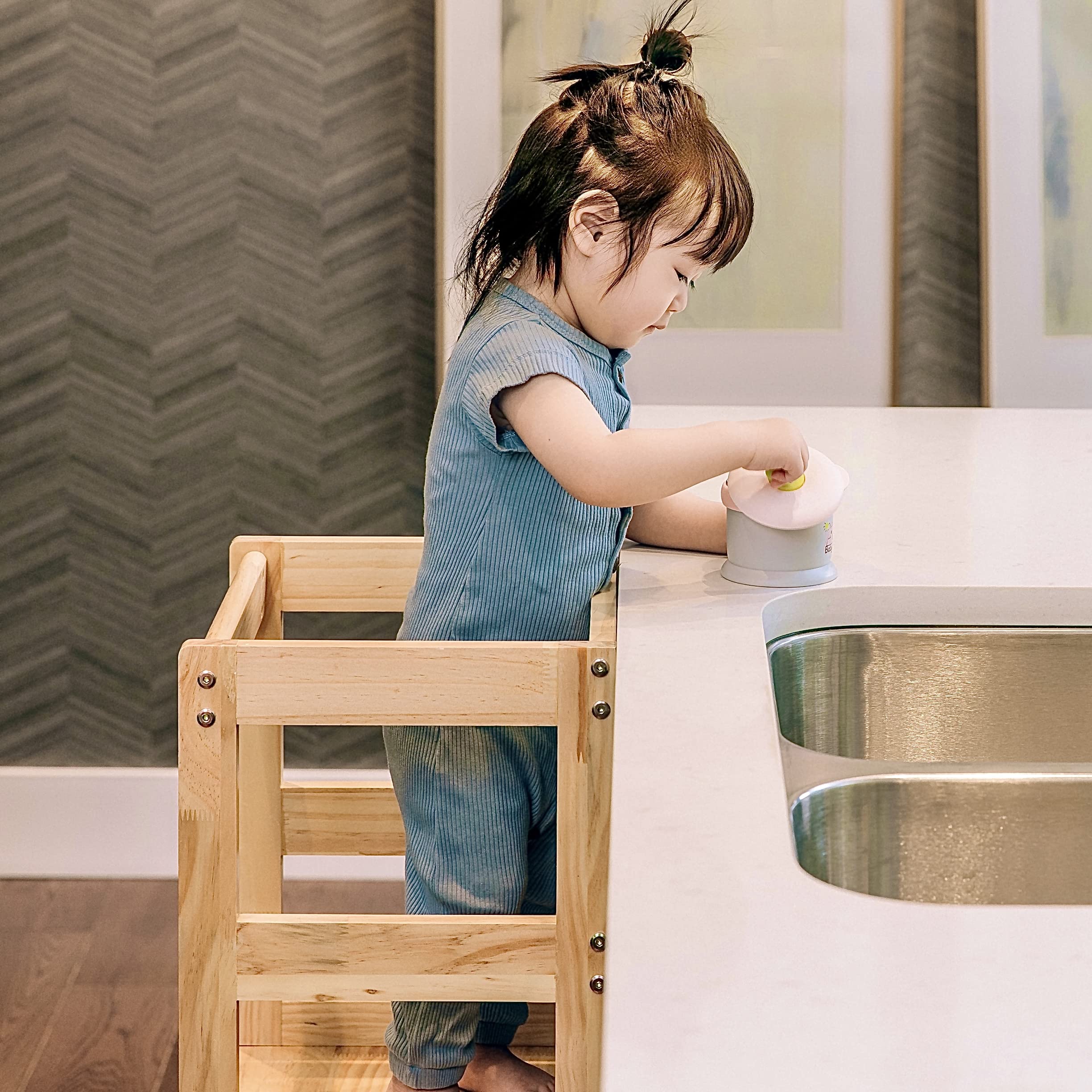 Popin Lover step stool with anti-slip pads helps keep floors clean and stable.