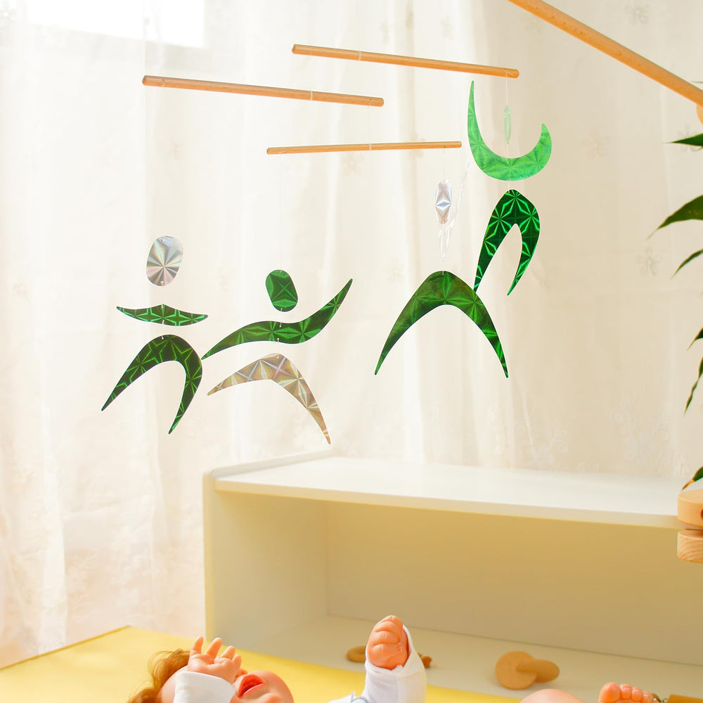 Purgano Montessori Mobile supports early sensory development through high contrast and motion.