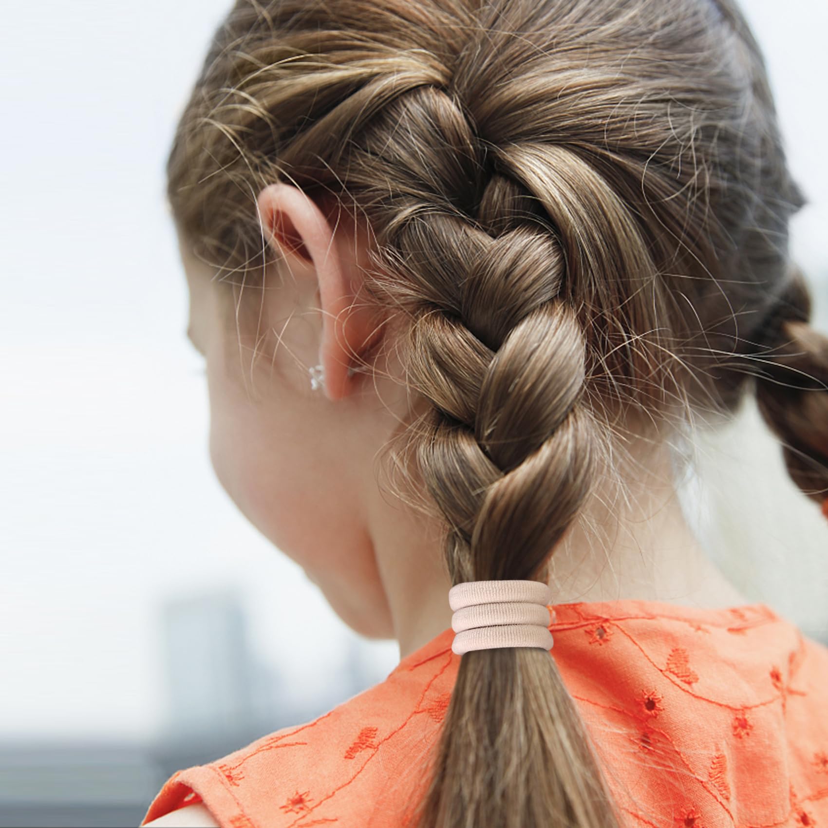 Qarwayoc blonde hair ties on thin hair showing gentle stretch.