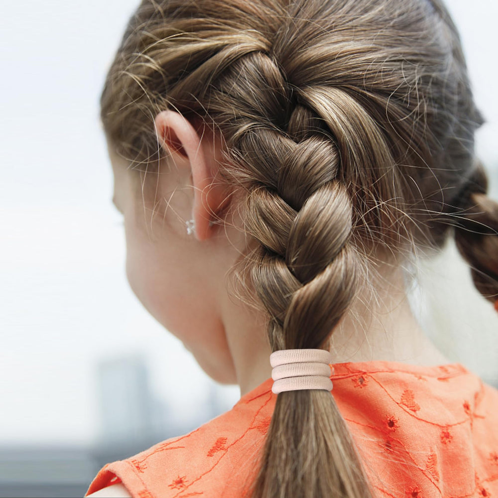 Qarwayoc blonde hair ties on thin hair showing gentle stretch.
