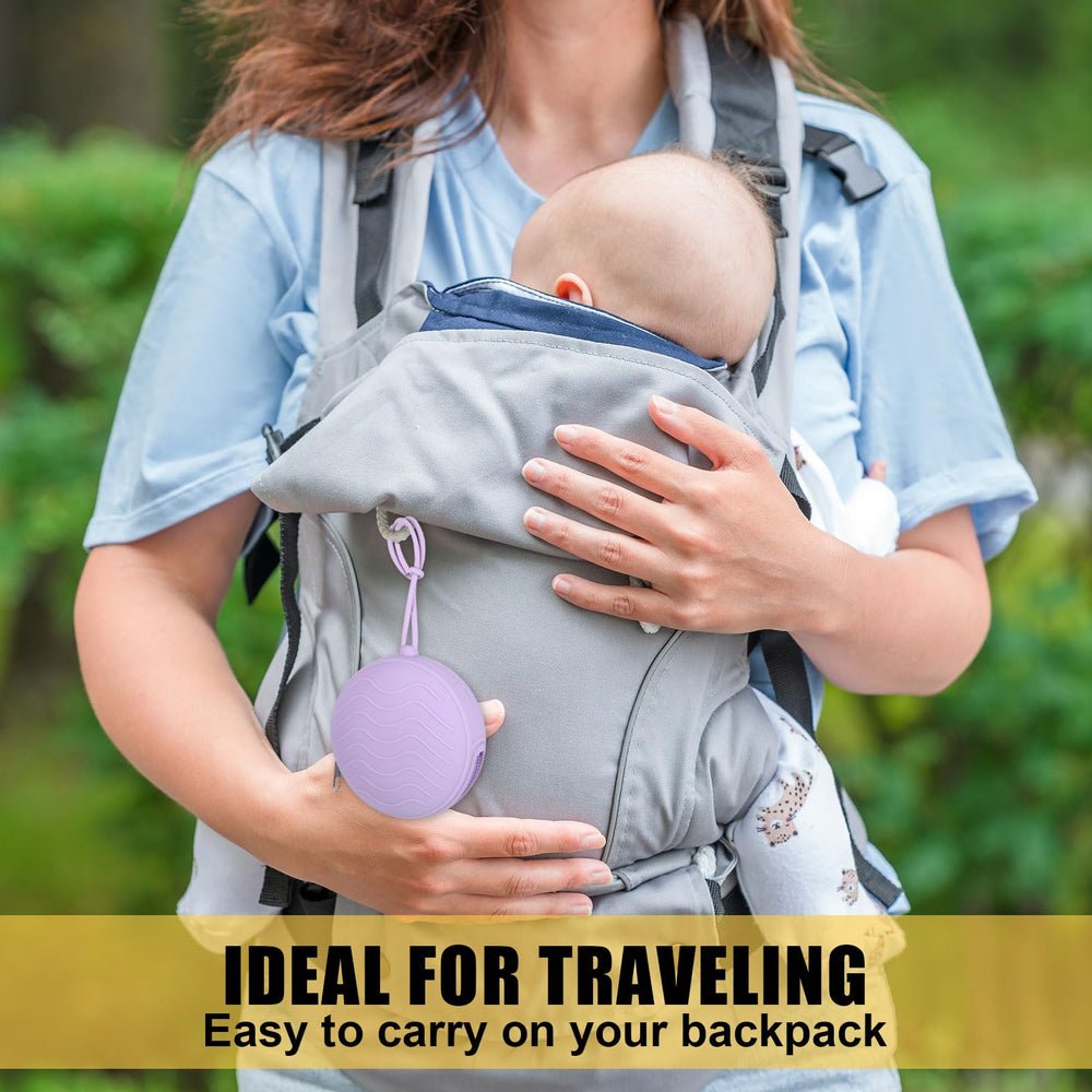 Qiuruoo stroller clip-friendly pacifier case reduces misplacement outdoors.