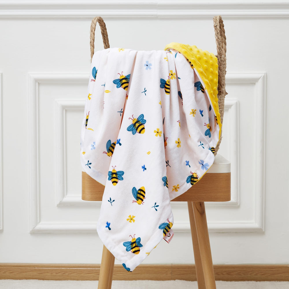 QSTEHEML Bee blanket ideal for crib, stroller, or naptime.