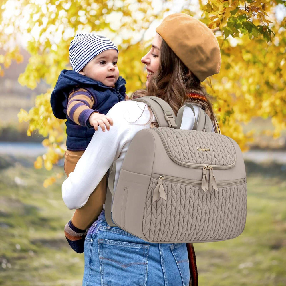 Qualyphant bag interior with pockets for pumps and accessories.