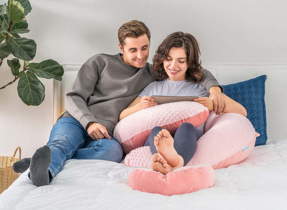 Queen Rose connected-strap-assembly keeps pillows in place for uninterrupted sleep.