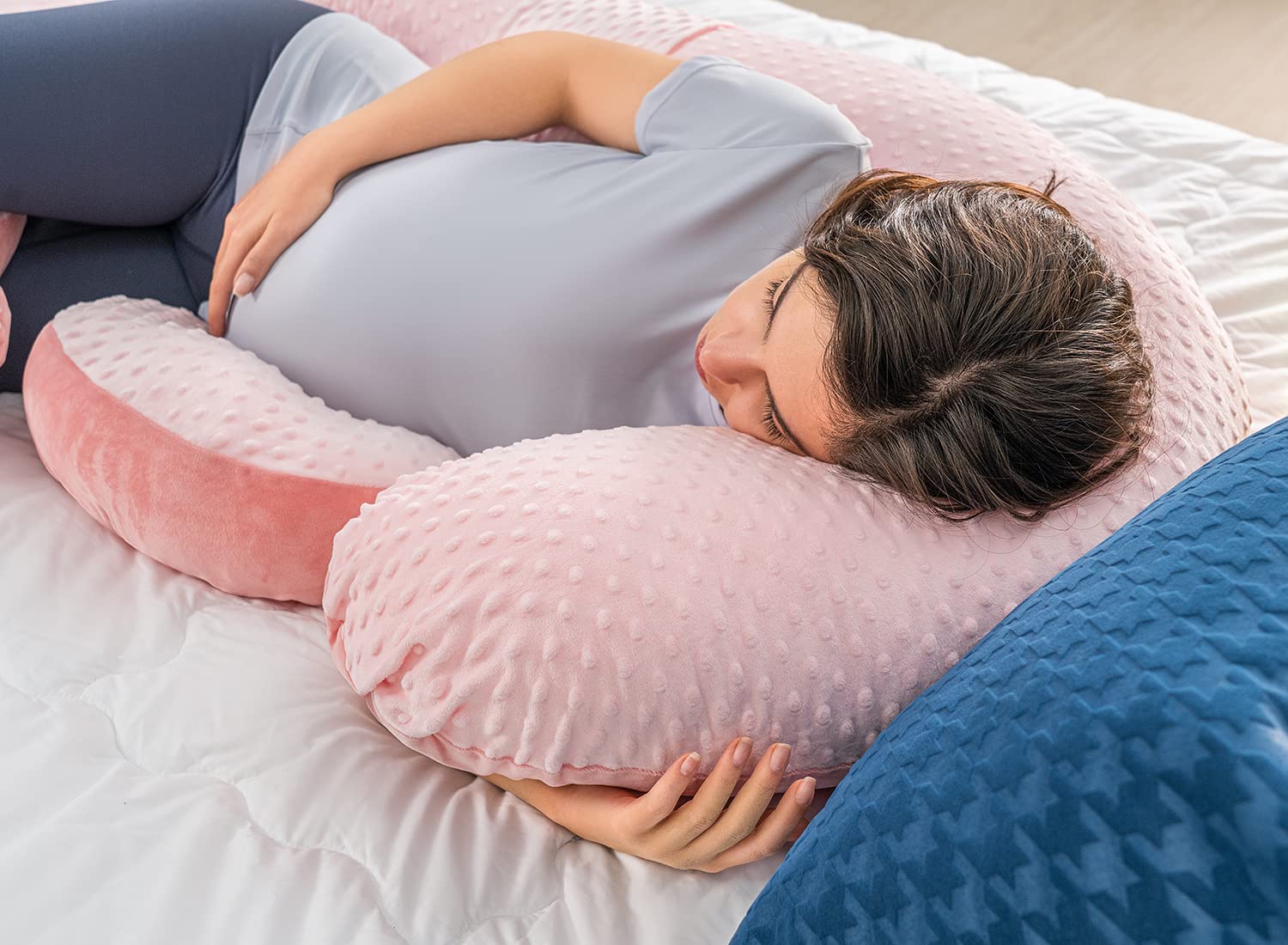 Queen Rose detachable-wedge-pillow offers adjustable belly support for different pregnancy stages.