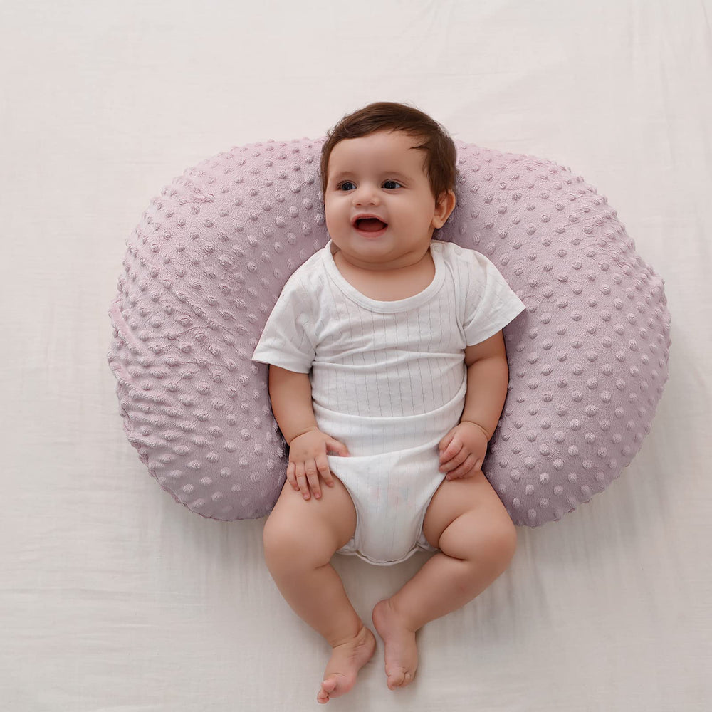 Queness Baby nursing pillow soft-fill supports gentle bottle feeding.
