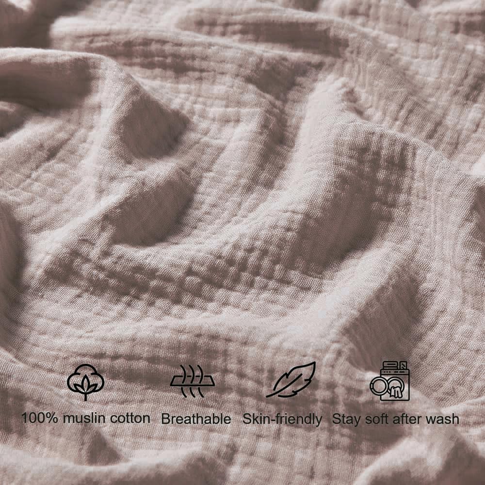 QUENESS muslin crib sheet khaki close-up, fabric texture highlights softness and airiness.