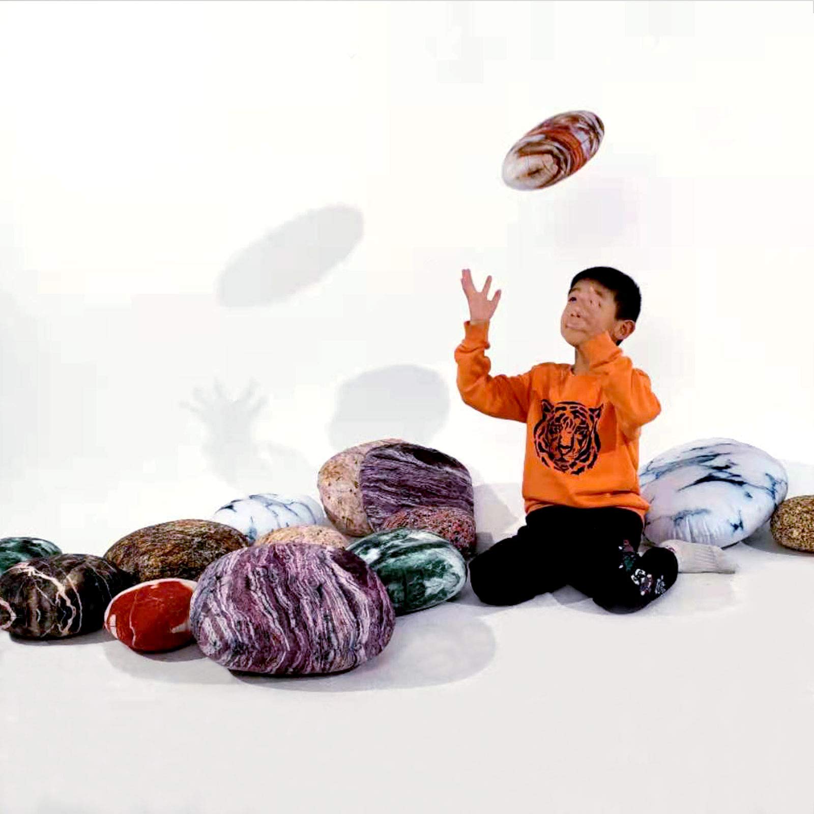 Qupace invisible-zipper pillow cover enables easy washing