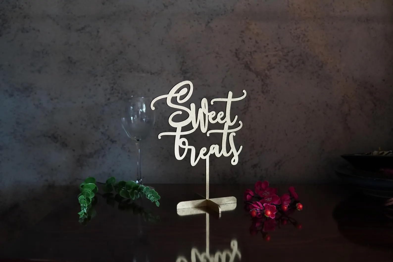 QWTOWFM rustic bakery sign supports premium branding and guest experience.