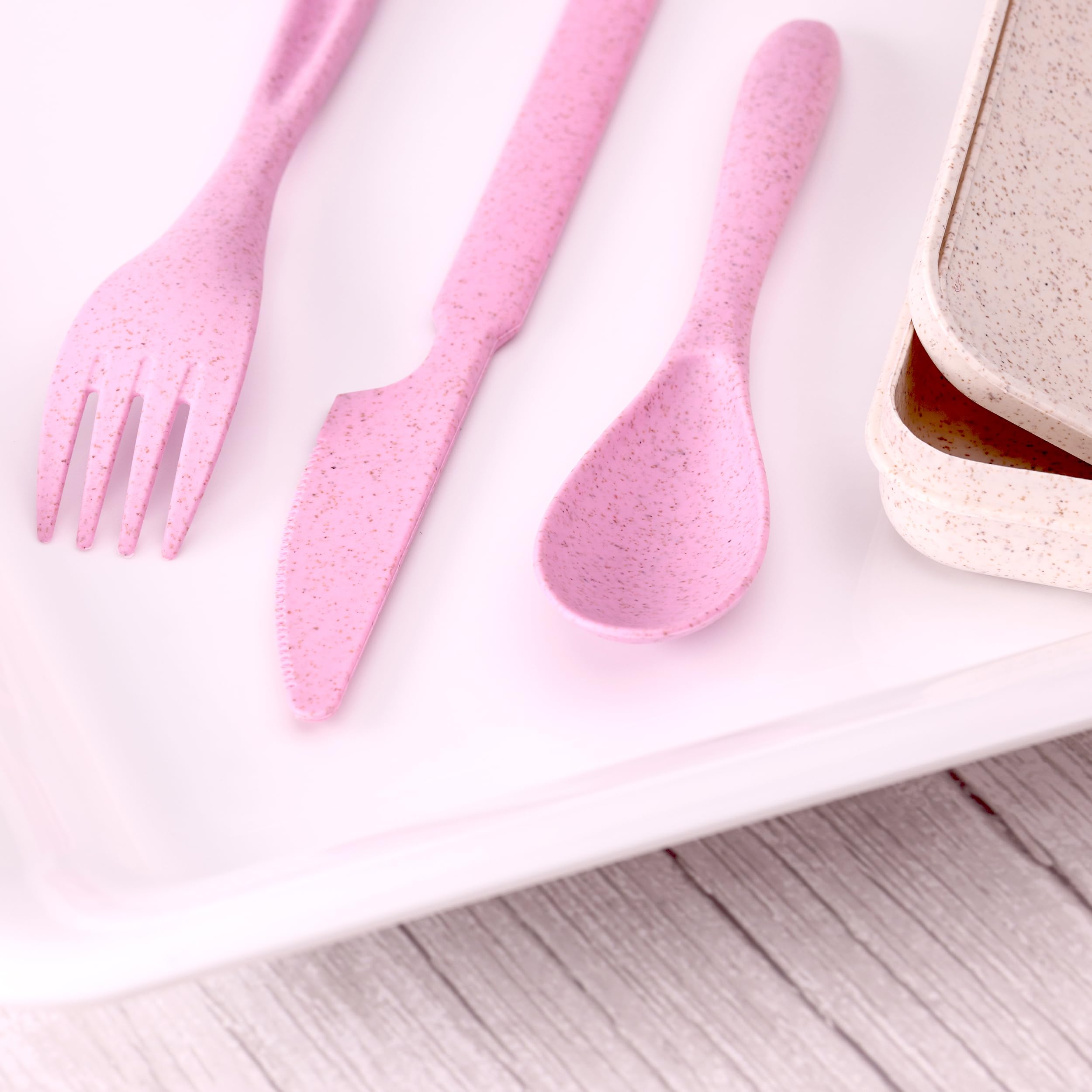 Rightitem durable case keeps utensils clean and ready for travel.
