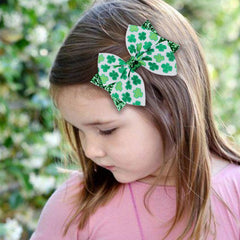 Roffiy shamrock bow clip side view shows lightweight comfort for all-day wear.