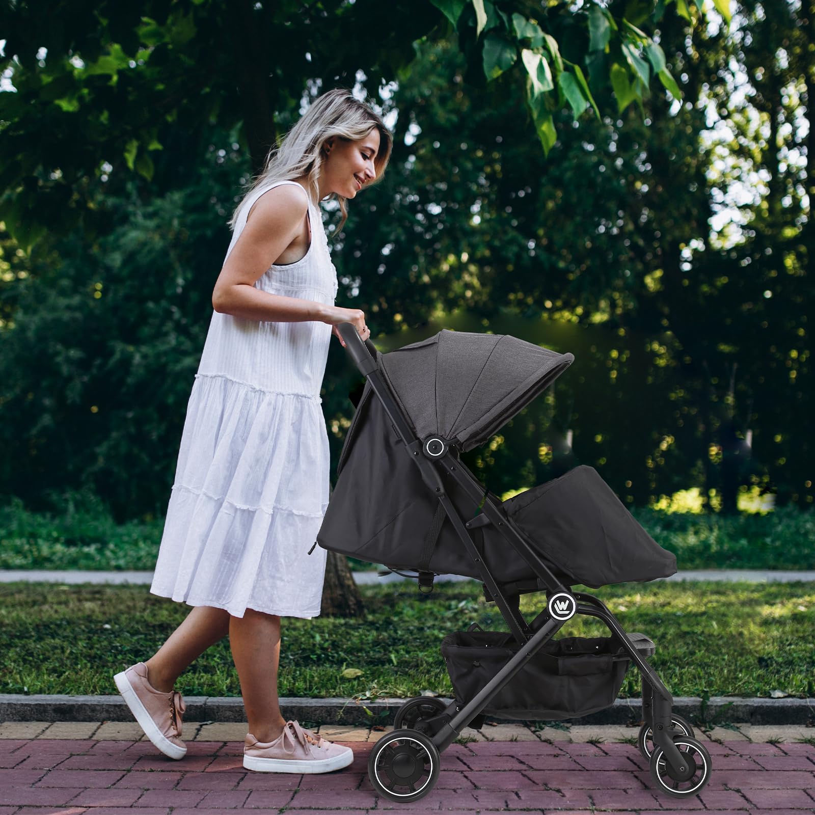 Rollingsurfer Lightweight Stroller five-point harness ensures secure seating