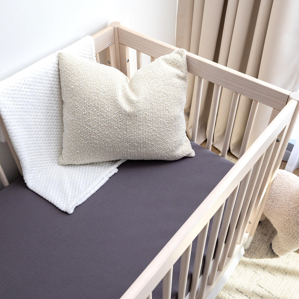 ROMY RO muslin crib sheet – breathable weave for comfort.