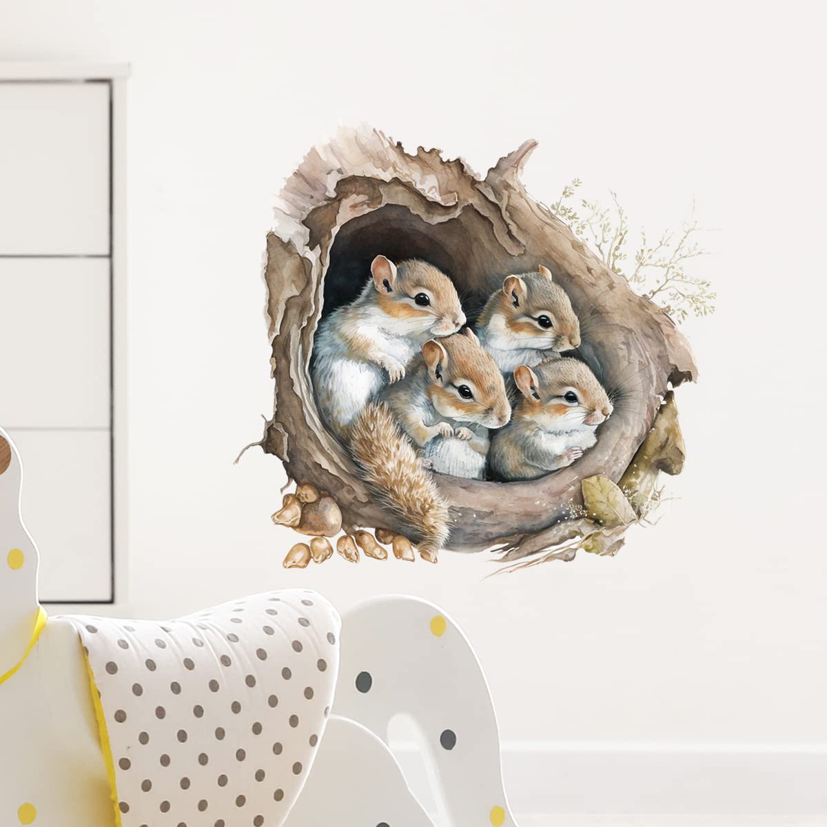 RoyoLam squirrel wall sticker brightens living rooms and play areas