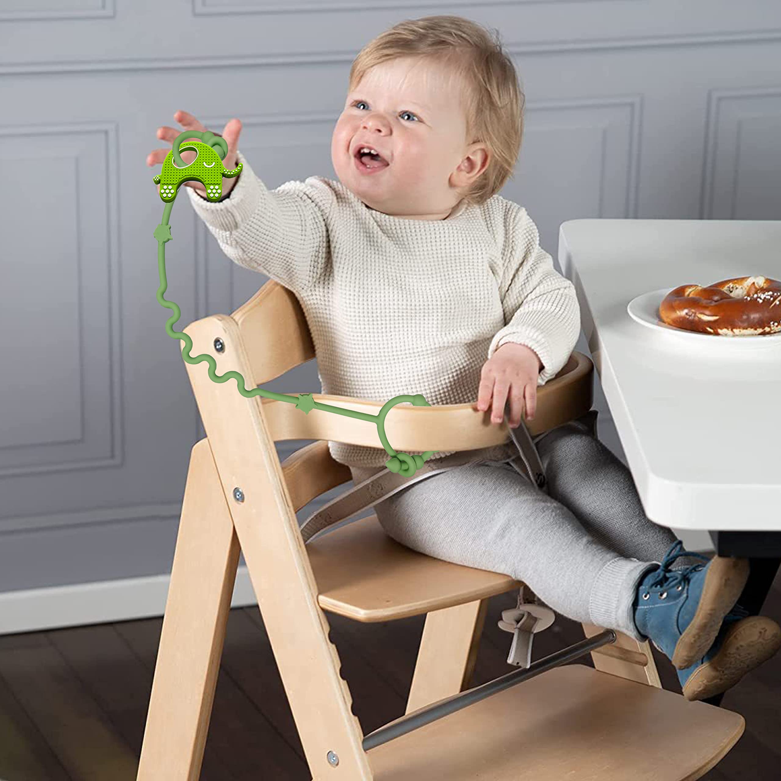 RTMOK high-chair toy clip helps entertain during meals safely.