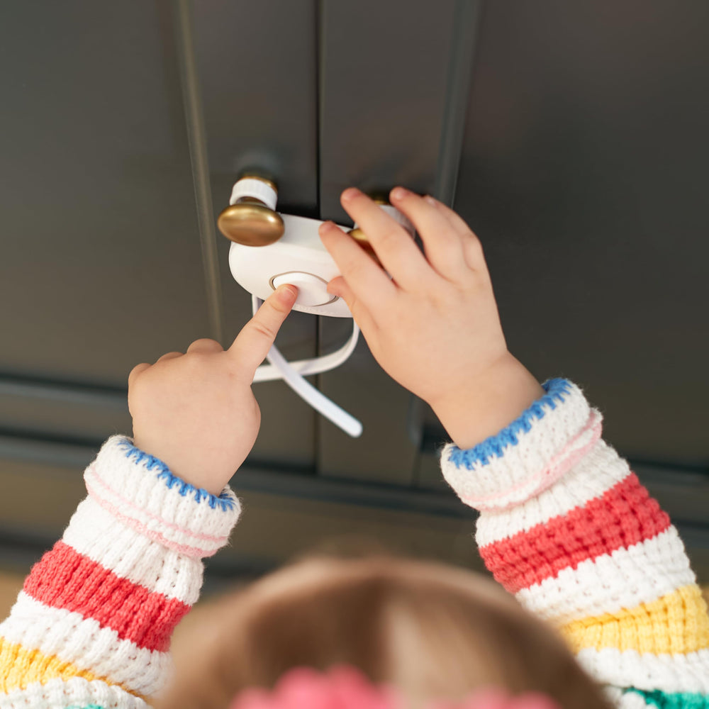 Safety 1st OutSmart Flex Lock hangs away when not in use.