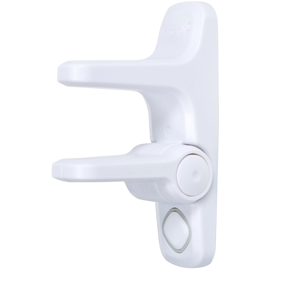 Safety 1st OutSmart in use with adult operation via hinge squeeze