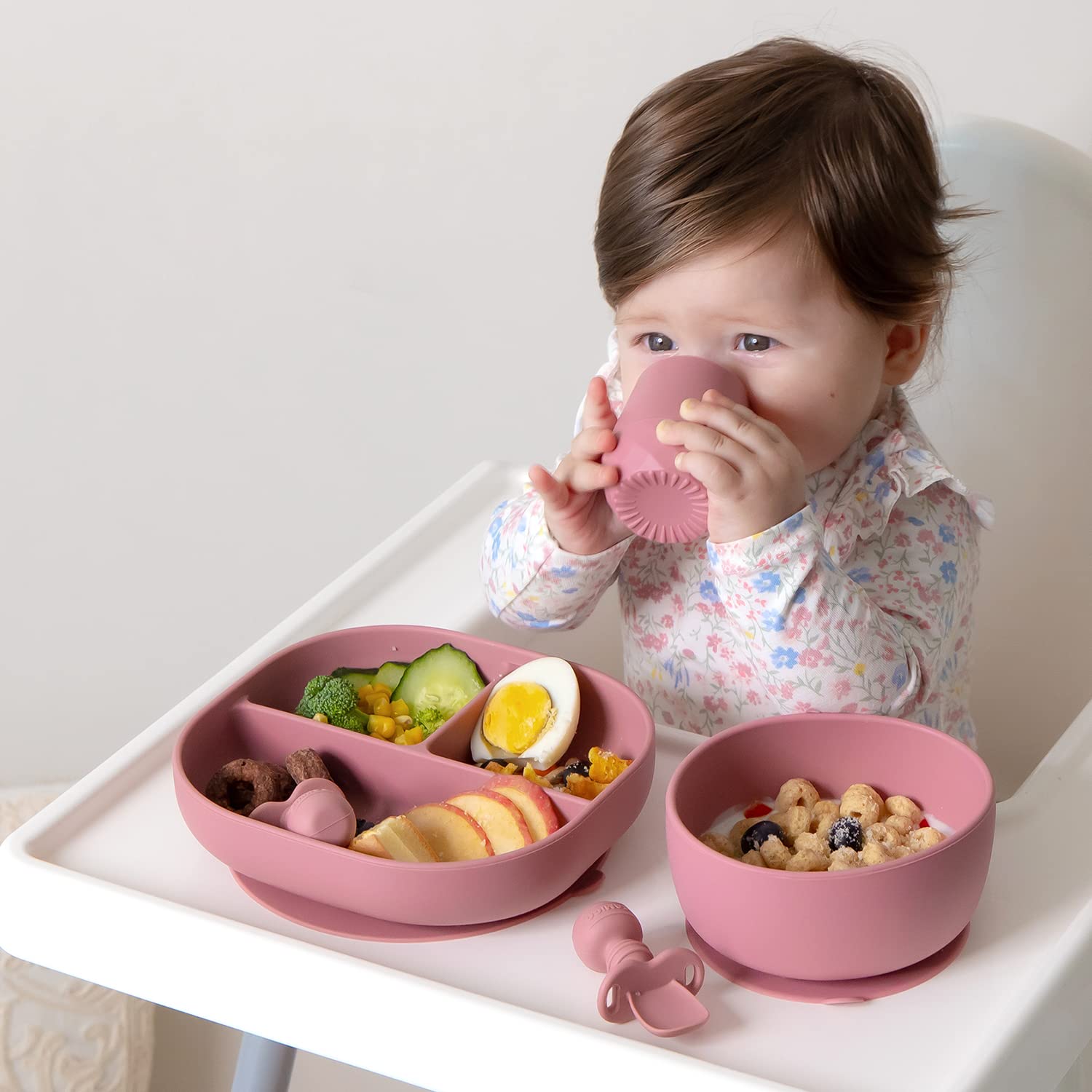 SAMiGO mealtime scene highlights a calm, mess-minimized feeding routine.