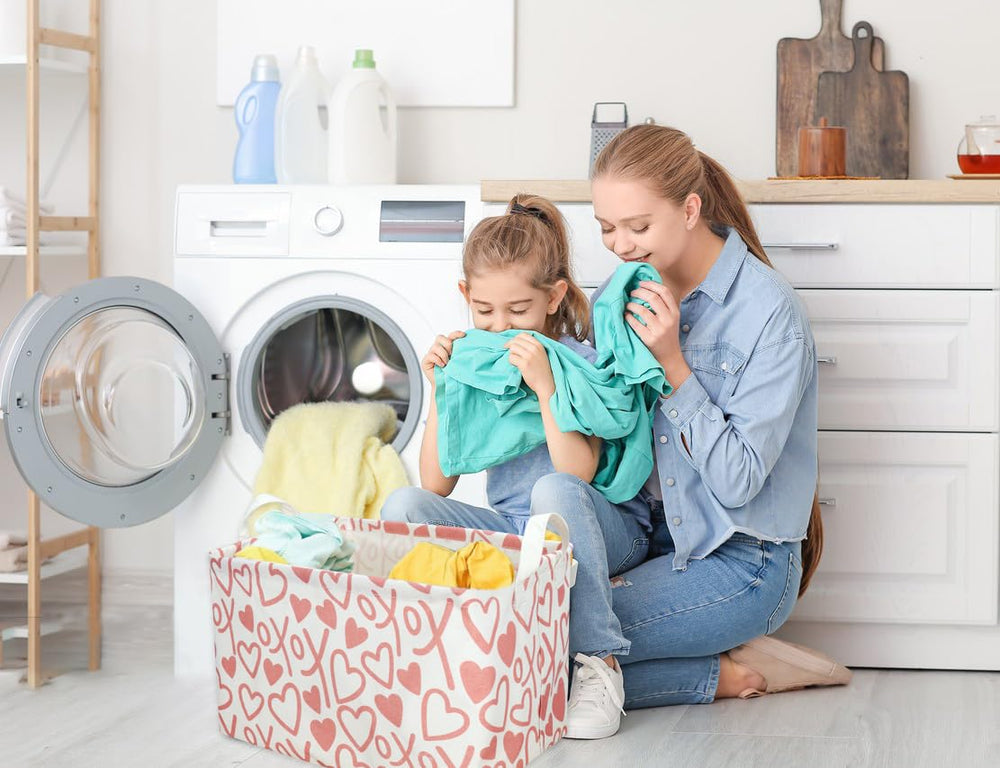 Sanjiaofen extended leather handles provide easy carrying and grip for this bin.