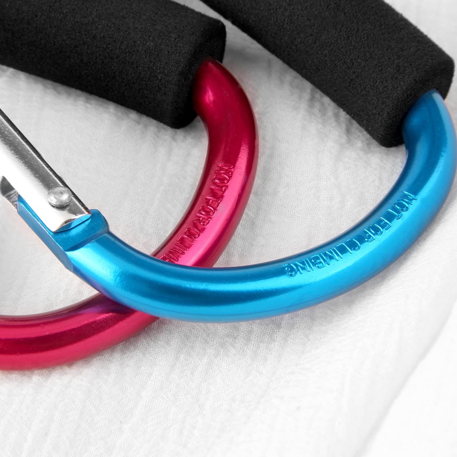 Sansheng clip secures sports bottle for hydration on the move.