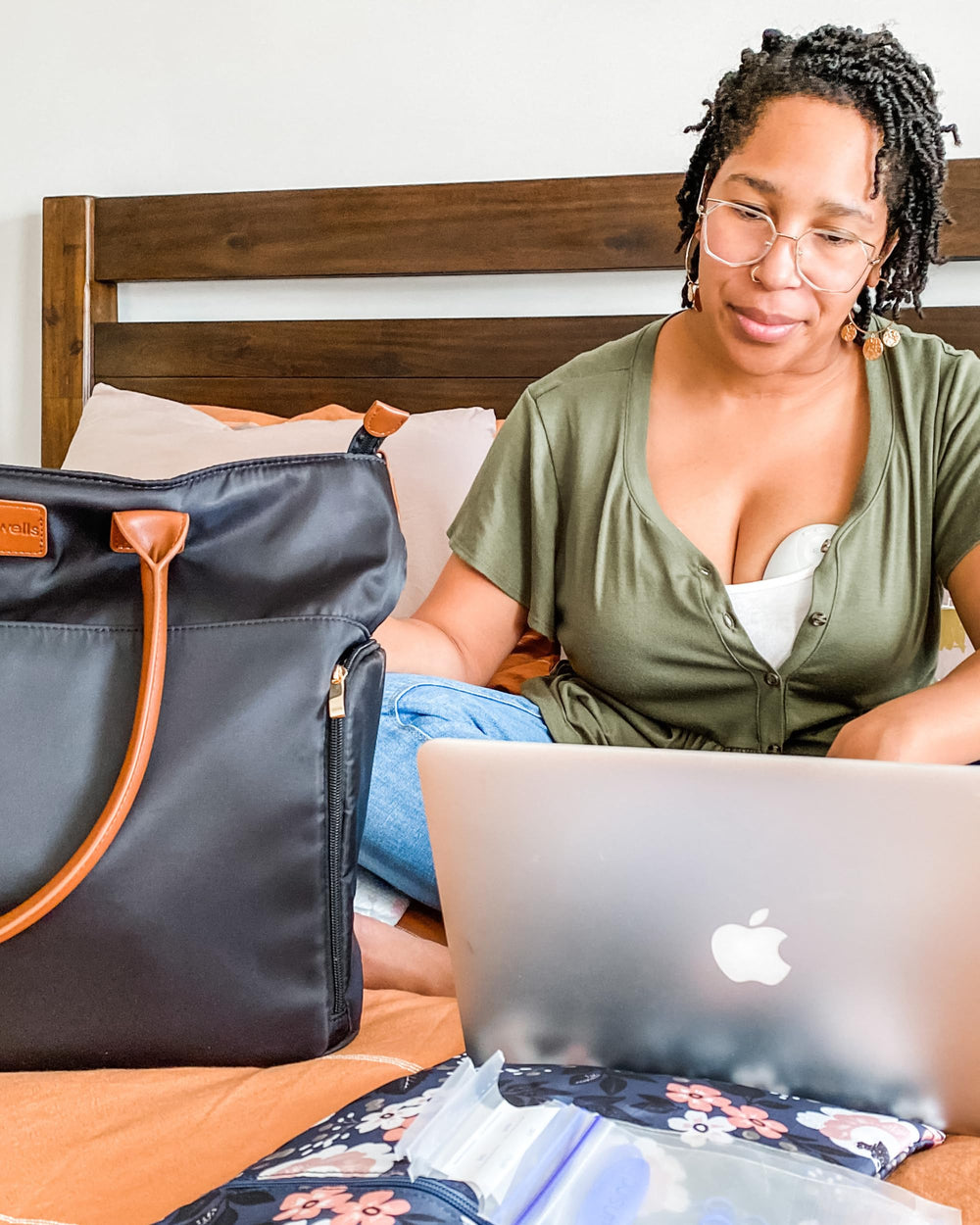 Structured interior keeps pump parts and laptop separate