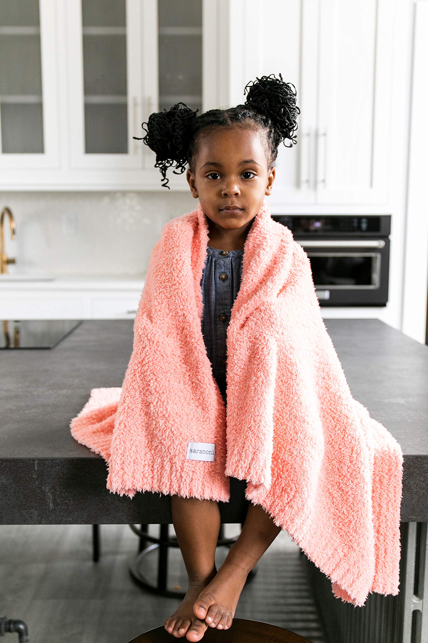 SARANONI Bamboni blanket close-up shows plush texture and breathable weave