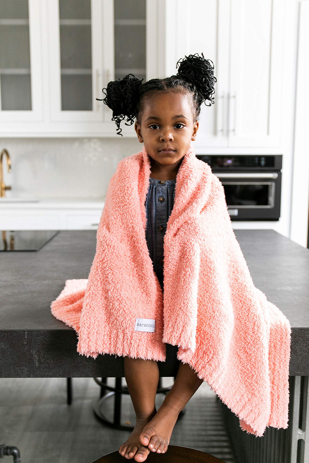 SARANONI Bamboni blanket close-up shows plush texture and breathable weave