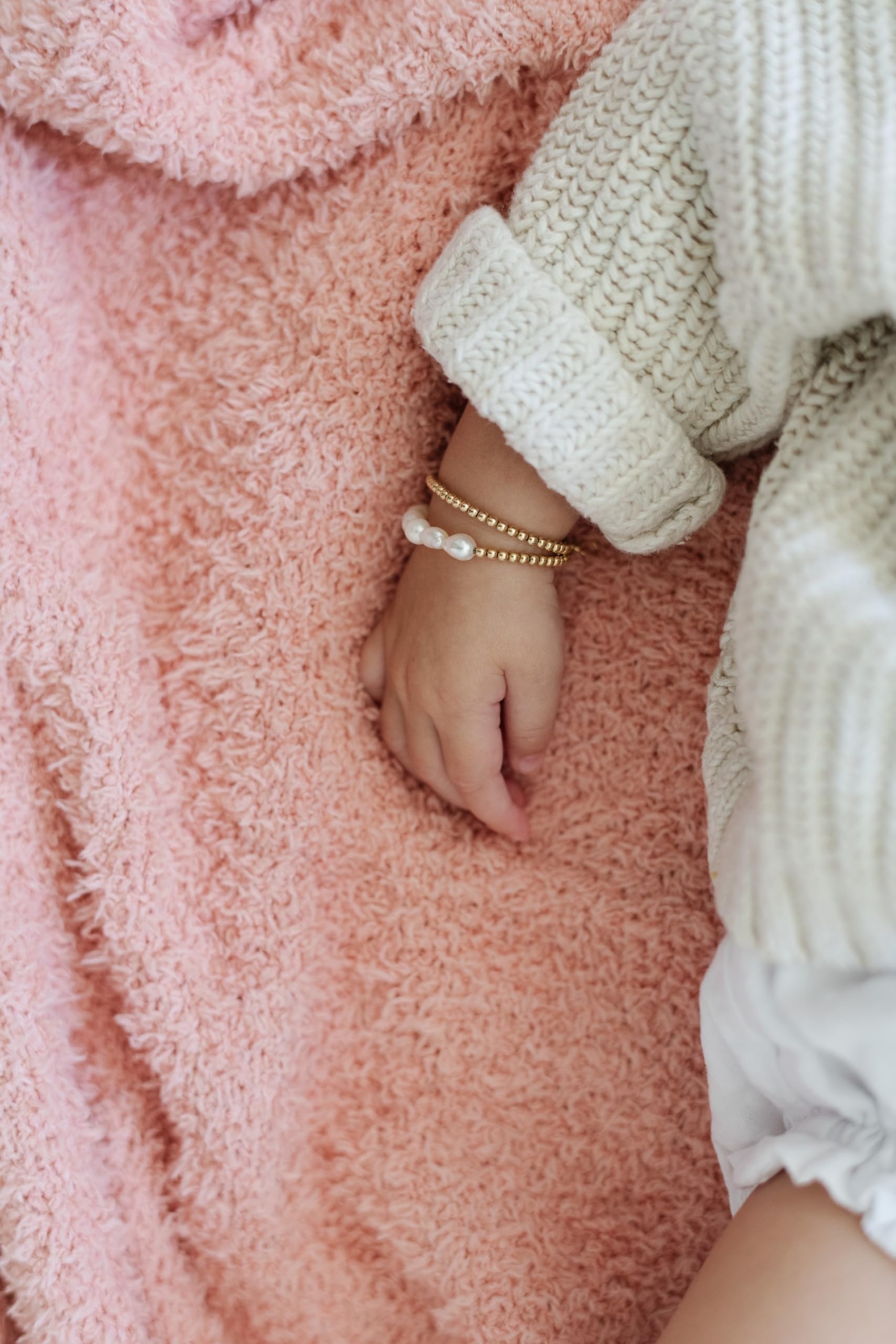 SARANONI Bamboni blanket draped on a bed for cozy downtime