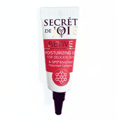 SECRET DE JOIE REVIVE bottle and applicator showing long-lasting hydration potential