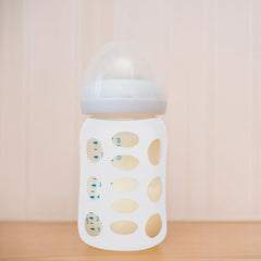 SHOWERORO bottle sleeve on a 4oz bottle highlighting anti-slip grip.