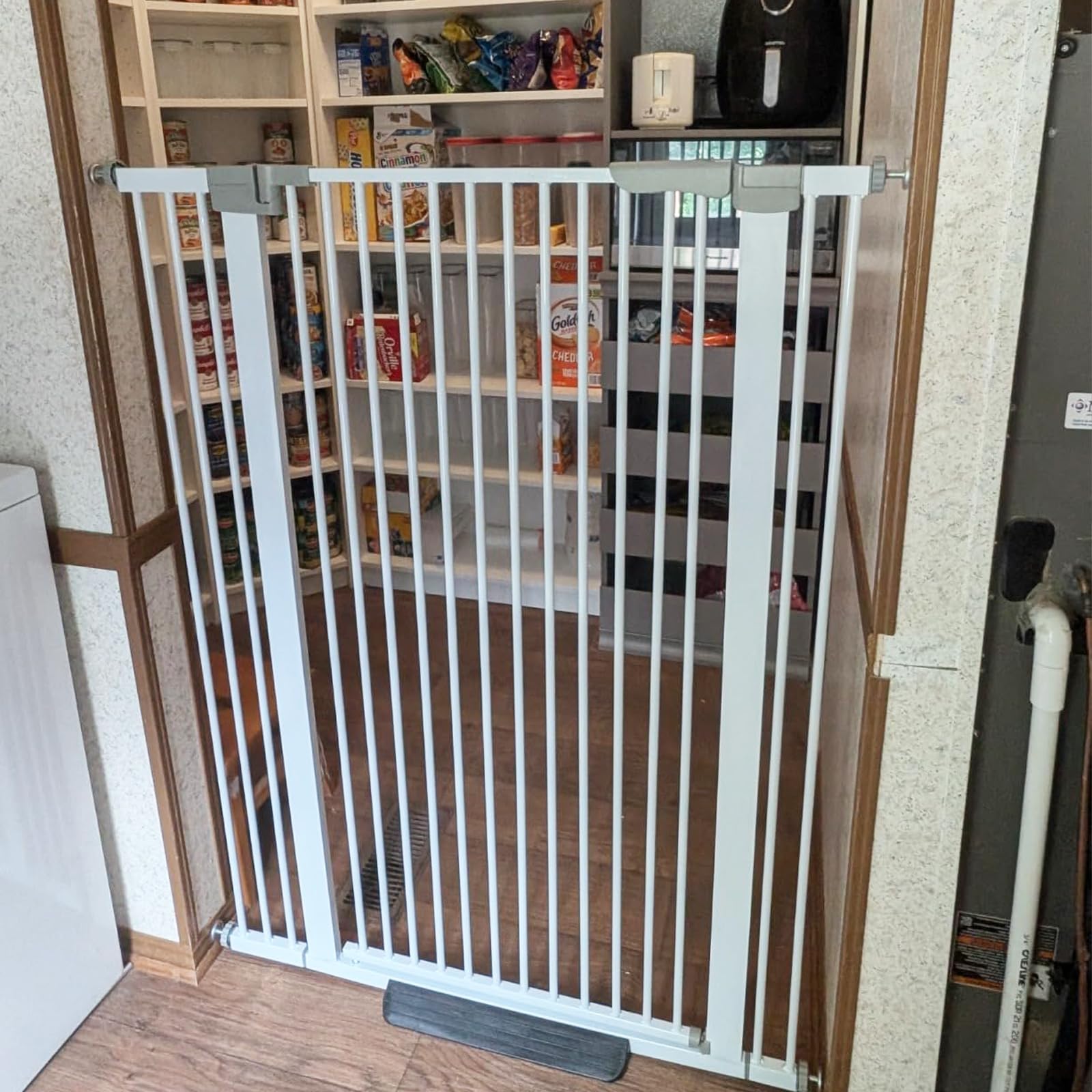 SHYUJAJIE white gate blends with décor while keeping spaces safe.