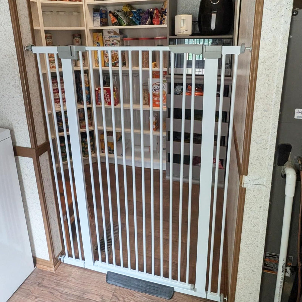SHYUJAJIE white gate blends with décor while keeping spaces safe.