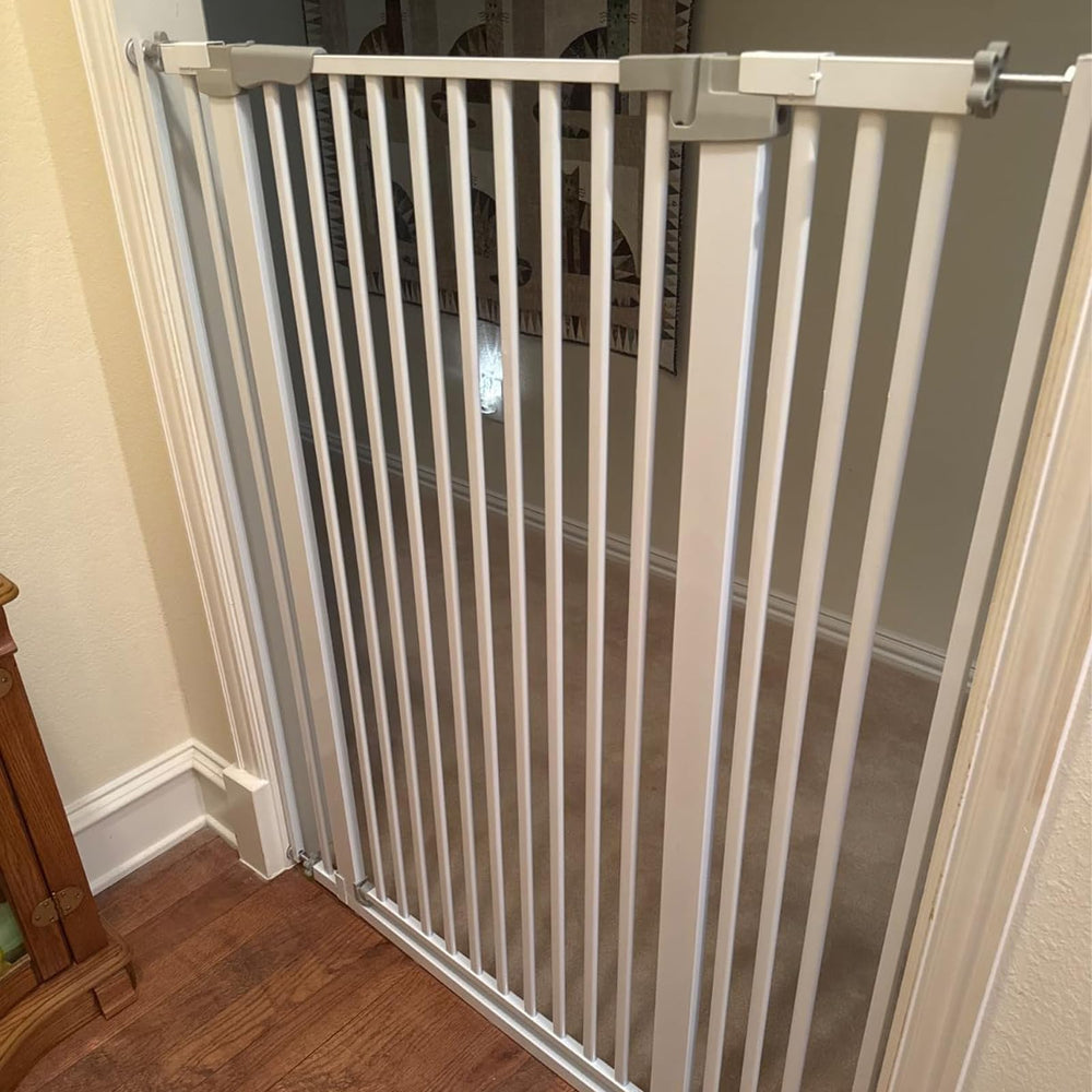 SHYUJAJIE sturdy pet gate suitable for doorways and stairs in busy homes.