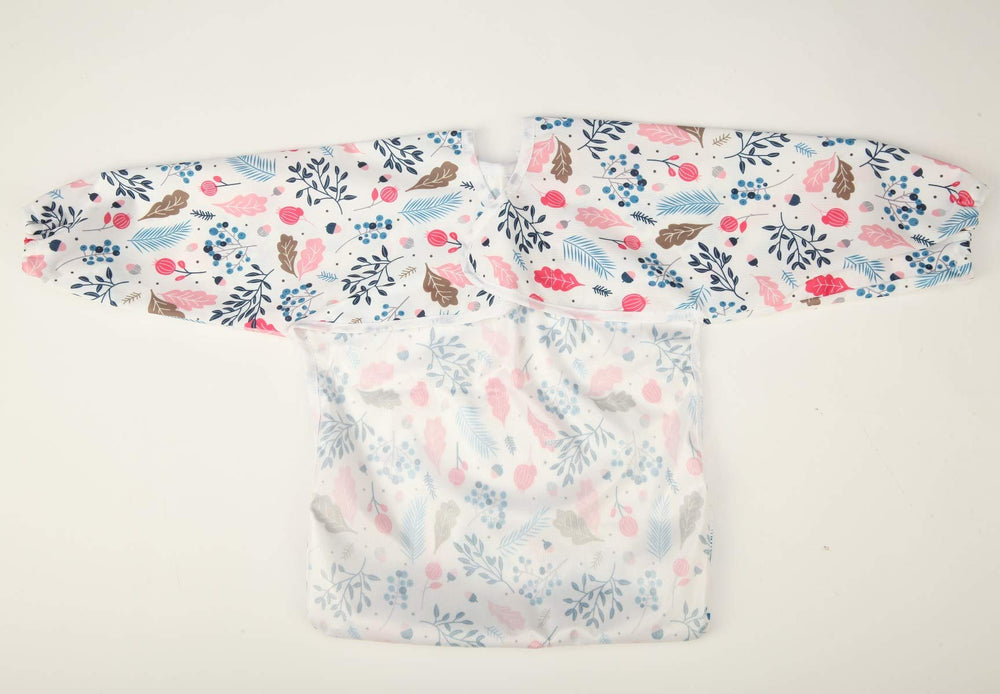 Sigzagor bib back pocket detail helps catch spills discreetly.