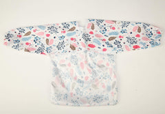 Sigzagor bib back pocket detail helps catch spills discreetly.