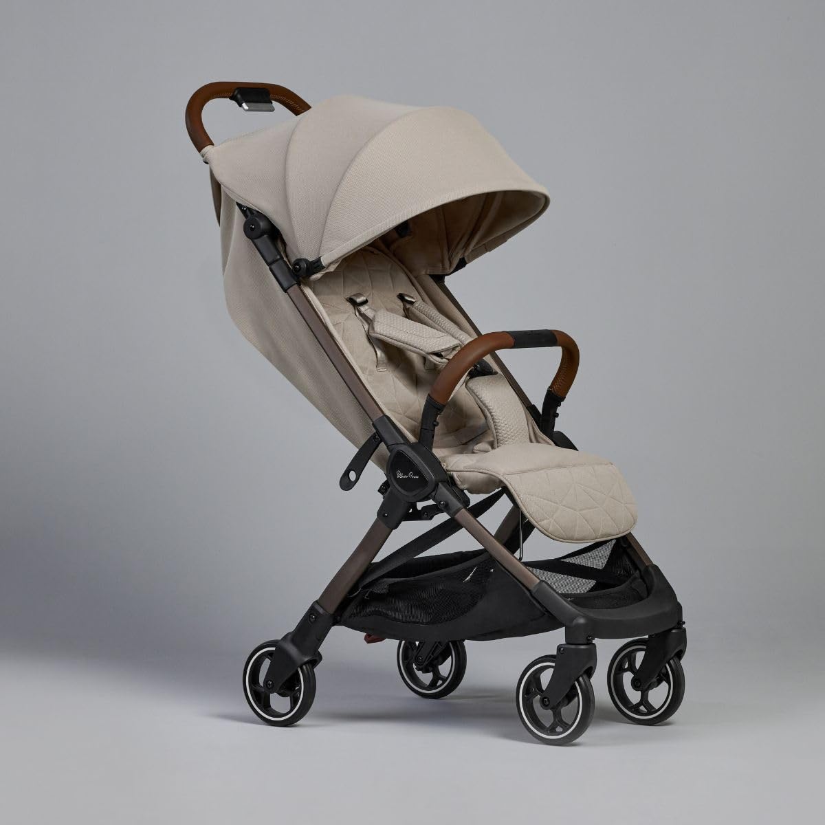 Silver Cross Clic lie-flat seat supports newborn comfort during travel.