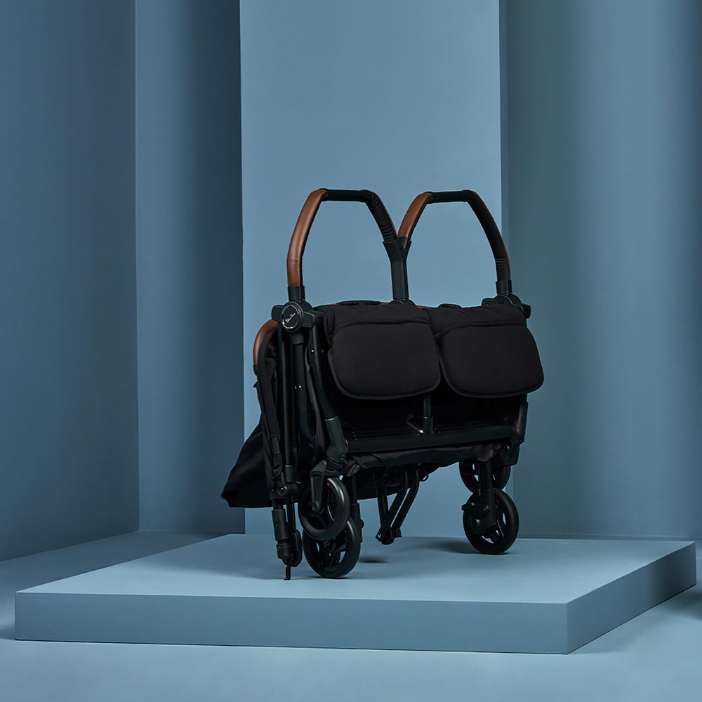Silver Cross Jet Double lightweight frame allows easy handling at 19.7 pounds.