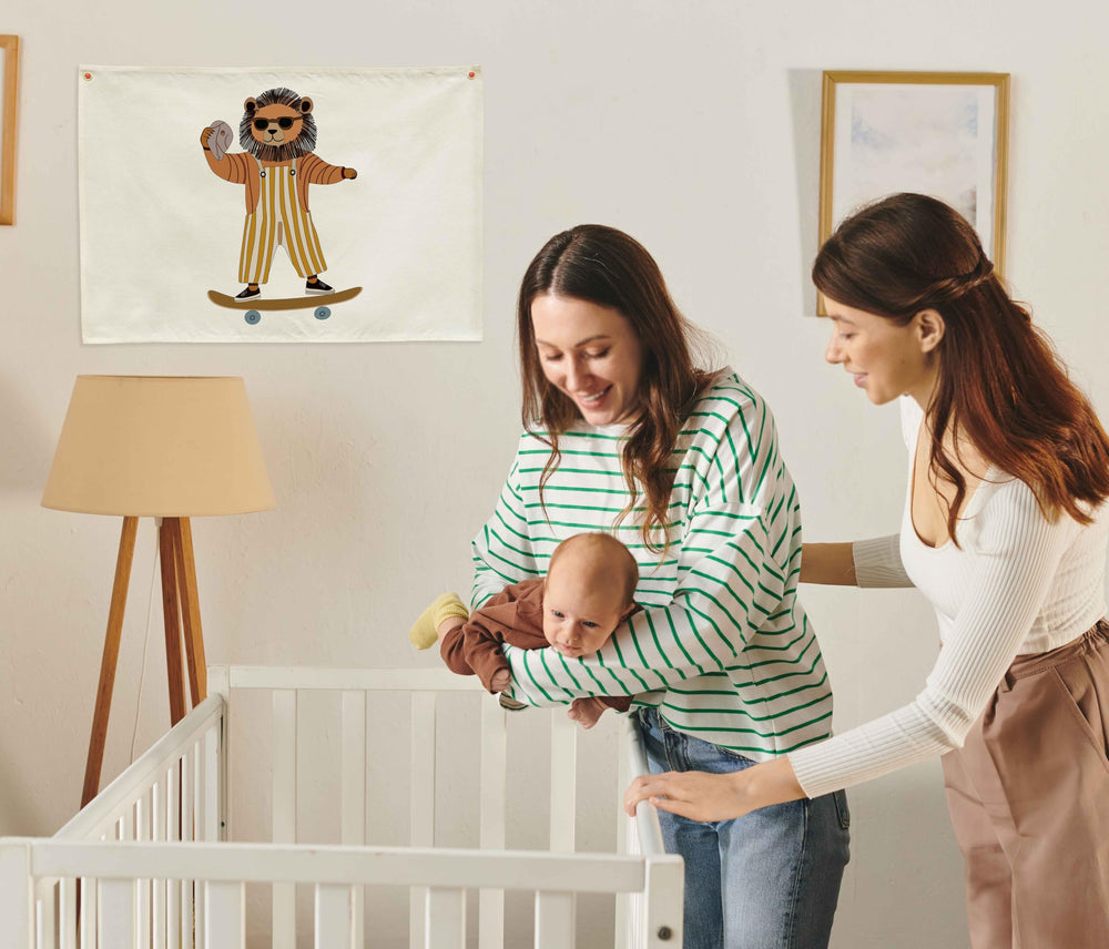Sioial Lion Skateboarding Nursery Banner demonstrates a quick, tool-free hanging setup.