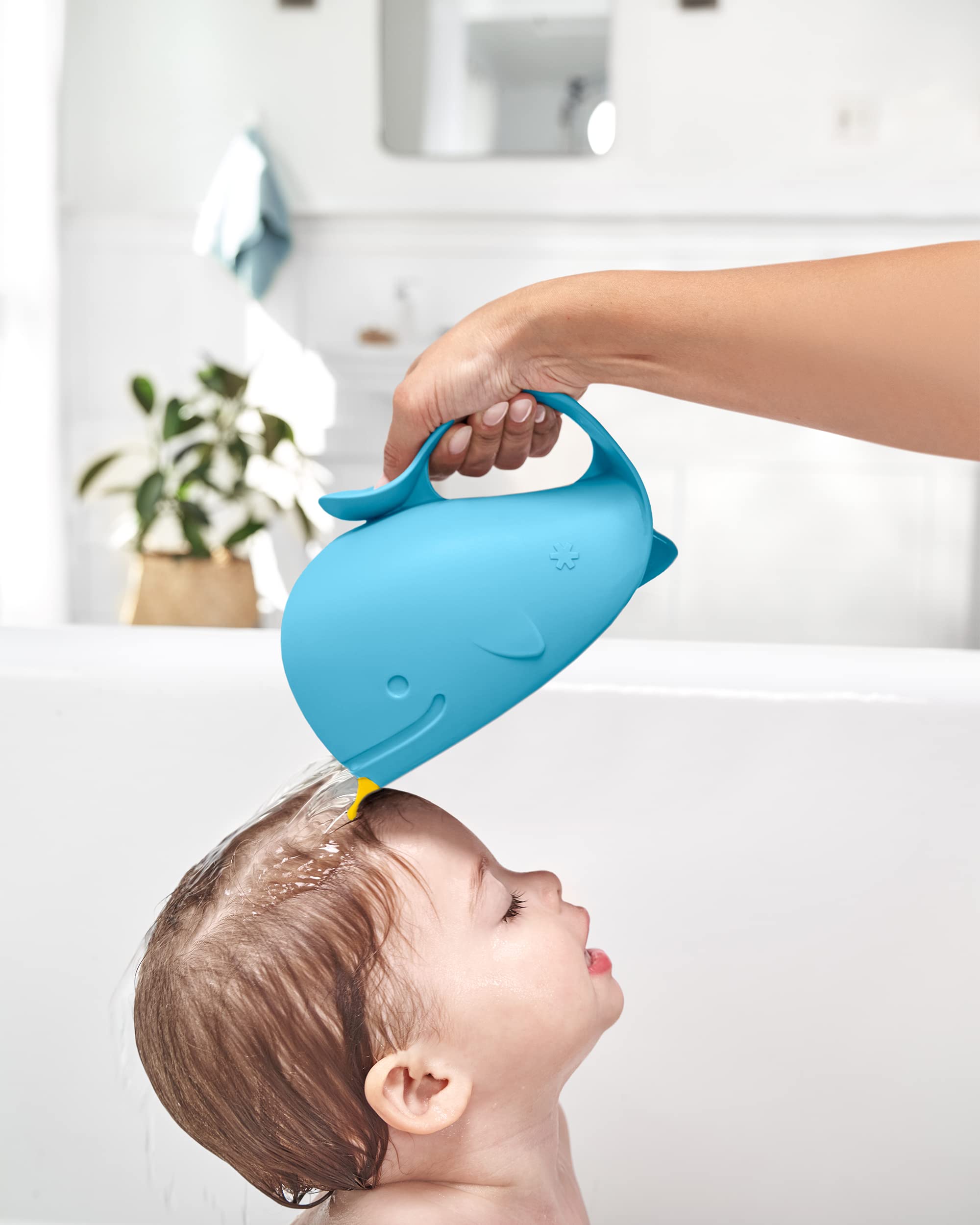 Skip Hop MOBY rinse cup pouring water to reduce splashes during baths