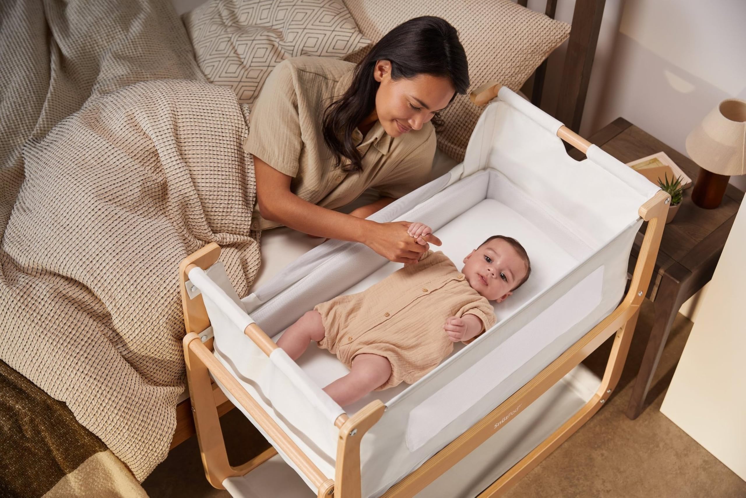 Close-up of SnuzPod 4 lift-off crib feature for easy room-to-room mobility
